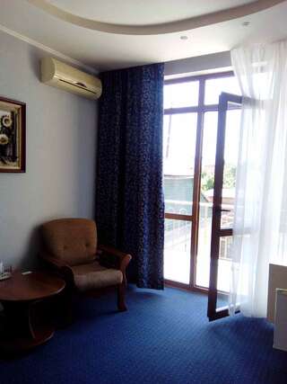 Отель Тис Краснодар Двухместный номер с 1 кроватью и балконом-5