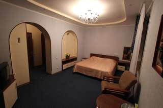 Отель Тис Краснодар Двухместный номер с 1 кроватью и балконом-1