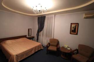 Отель Тис Краснодар Двухместный номер с 1 кроватью и балконом-2