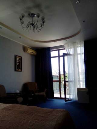 Отель Тис Краснодар Двухместный номер с 1 кроватью и балконом-7